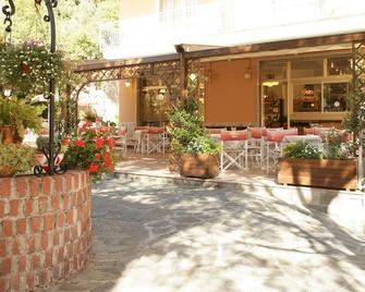 Residence Hotel Kriss - Deiva marina - Innenhof
