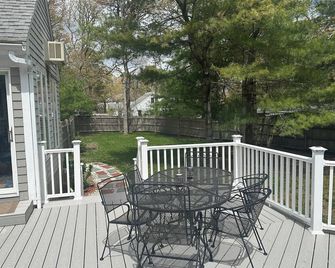 Blissful Vacation Experience! Spacious, fully fenced house with backyard oasis! - Yarmouth - Balcony