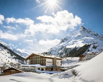 Hotel Almhof - Galtur
