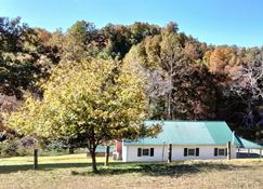 Cozy Country FarmHouse GetAway - but minutes to a small town - Olive Hill - Bygning