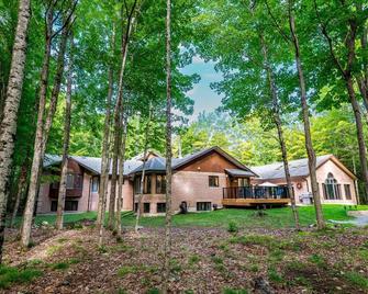 Indoor heated pool, Games room, Yoga, Privacy, Fire Pit, 7 bedrooms, Starlink - Bobcaygeon