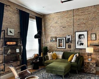 Cozy Loft Retreat for Two - Benton Harbor - Living room