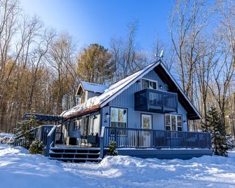 Forest Tranquility: Secluded Pet-Friendly Cabin with a Hot Tub in Kawartha Lakes, Ontario - Kawartha Lakes - Building