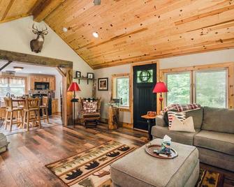 Cozy Lil Red Cabin; Water Frontage, Dog Friendly! - Ellsworth - Sala de estar