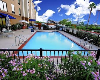 Great Relaxing Stay! Outdoor Pool, Free Breakfast, Onsite Parking! - Tomball - Zwembad