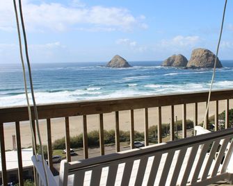 Large Ocean View Home with Guest Quarters Close to the Beach Four Large Decks - Oceanside - Balcón