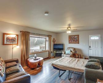 Classic Mountain Home, Half Mi to Main Street - Lead - Living room