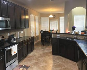 The Esperanza Room!! - Cibolo - Kitchen