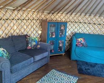 Love2Yurt - Brackley - Sala de estar