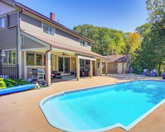 1 Mi to Okemo Mtn Resort: Ludlow Home w/ Hot Tub - Ludlow - Piscina