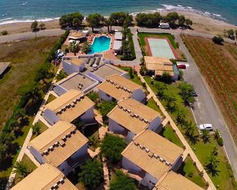 Hotel Oasis - Kyparissía - Building