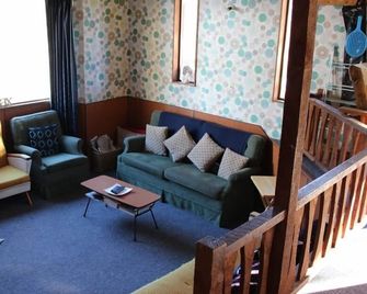Cute, Retro, cosy two bedroom farm cottage - Lake Tekapo - Living room