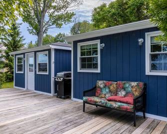 Pet Friendly Cottage - Waterfront Cottage - There is waterfront; and there is everything else! This is Waterfront with marina views - Fair Haven - Building