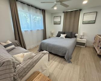 Retreat with Salt Water Heated Pool & Spa - Boynton Beach - Bedroom