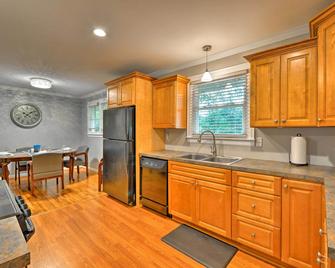 Charlotte Area Home with Patio - 6 Miles to Downtown - Charlotte - Cocina
