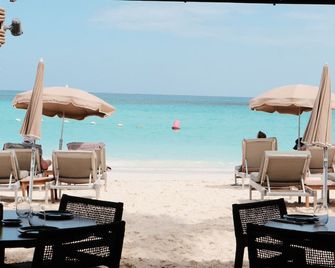 Pearl Beach Hotel - Густавія - Пляж