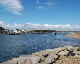 New Forest cliff top apartment with distant view of the Needles - Barton on Sea