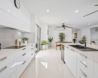 Bluewater Escape at Harbour Drive- Luxury Coastal Retreat with Private Pool | Family & Pet-Friendly - Cairns - Kitchen