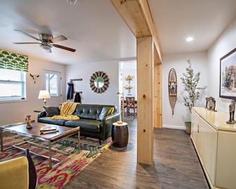 Gorgeous Chilkat Tower #1, 2BR Condo, downtown - Haines - Living room