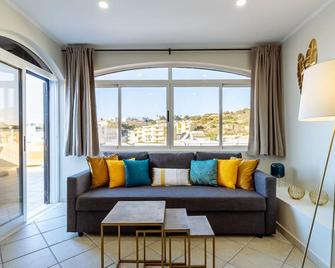 Top renoviertes Apartment mit großer Terrasse - Albufeira - Living room