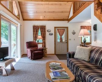 Mountain getaway with hot tub near Seneca Rocks - Riverton - Living room