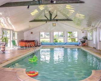 Cozy home in Yvias with indoor swimming pool - Yvias - Piscina