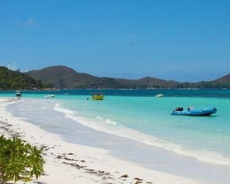 L'Hirondelle Self Catering Guest House - Baie Sainte Anne - Pláž