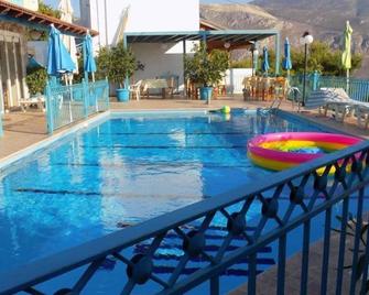 Mary Popi - Panormos - Piscina