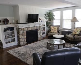 Great Location In Pine Point Nice\n4 Bedrooms 4 Baths, Sleeps 10, Central Air - Scarborough - Living room