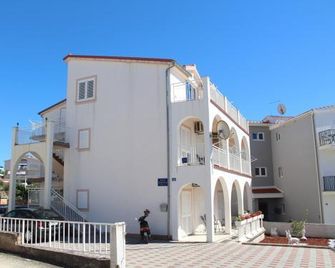 Apartment Joso - Primosten - Budynek