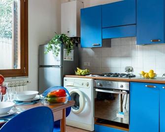 Four Shades of Pisa Apartments - Піза - Кухня