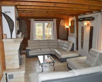 A haven of peace in the countryside with private pool. - Neuvy-Saint-Sépulchre - Sala de estar