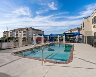 Days Inn by Wyndham Troy - Troy - Piscina