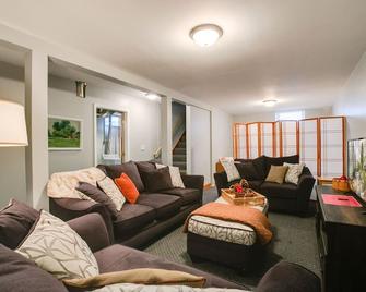 The Sheridan House! Your Minneapolis Home! - Richfield - Living room