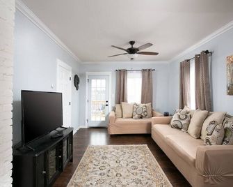 Next 2 Christmas Story House/Tremont/5min downtown - Cleveland - Living room