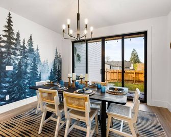 Luxury Modern Farmhouse near DT - Vancouver - Dining room