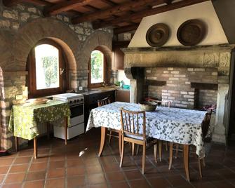 Cottage in the green, a stone's throw from the sea - Numana - Essbereich