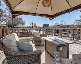 Clear Lake Gem on Canal w/ Dock: Dogs Welcome! - Lakeport - Balkón