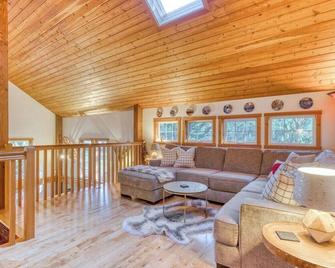 Lazy Bear Lodge · Spacious 6BR Lodge with Chef's Kitchen, Hot Tub, Golf Views and more - Mount Hood Village - Sala de estar