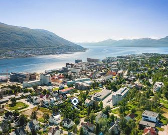 Historical Villa & Green Sanctuary in City Center - Tromsø - Outdoor view