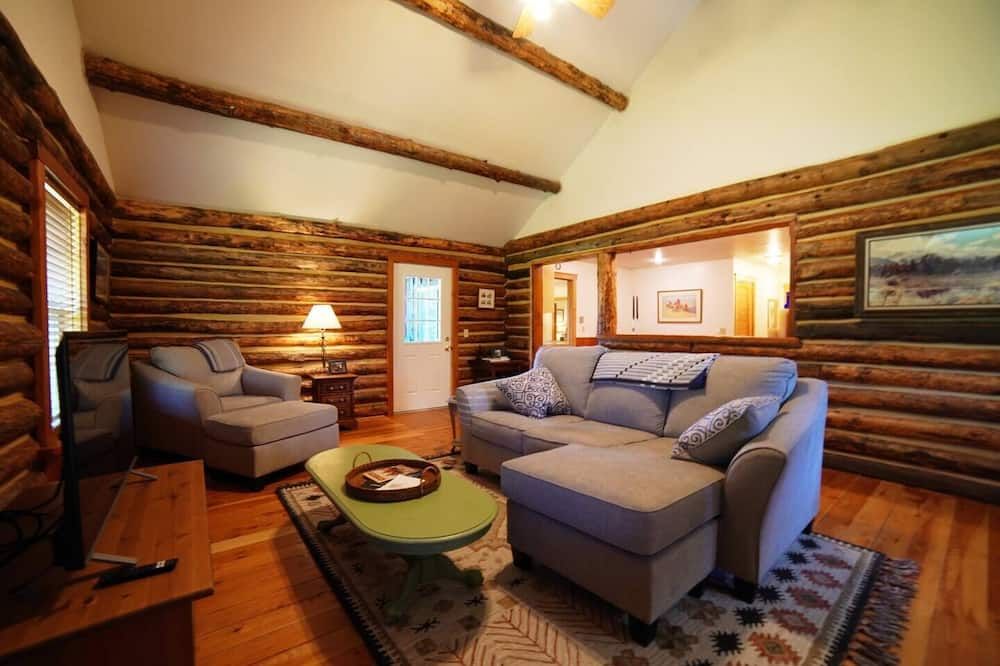 Quaint Historic Log Cabin near Victor, Between Grand Targhee and Jackson - Victor - Obývací pokoj