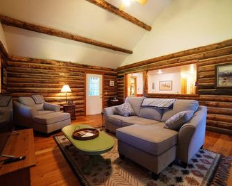 Quaint Historic Log Cabin near Victor, Between Grand Targhee and Jackson - Victor - Huiskamer