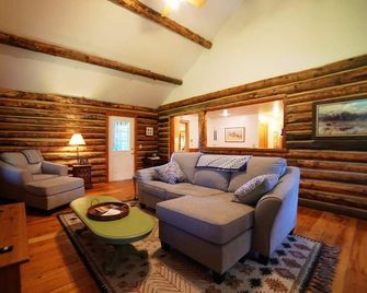 Quaint Historic Log Cabin near Victor, Between Grand Targhee and Jackson - Victor - Obývací pokoj