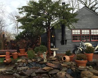 Cozy designer Cottage outside NYC on private historic estate-oasis - West Caldwell - Outdoors view