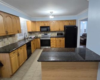 Peaceful Country Home on 25 Acres of Wooded Land - Alliston - Kitchen