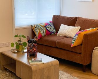 Very best location - Large Luxury Studio by river and City Centre - Cambridge - Living room