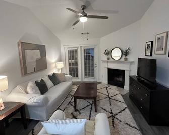 Fabulous Fully-Furnished Apartment in Alpharetta - Alpharetta - Living room