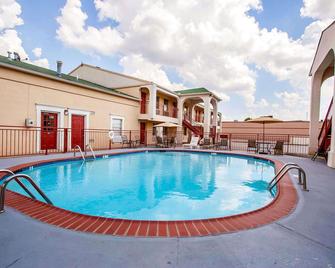 Quality Inn & Suites - Covington - Pool