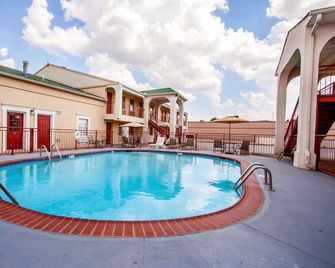 Quality Inn & Suites Covington - Covington - Zwembad