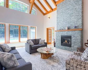 the Stonewood, Hot tub, King Bed - Bayfield - Living room